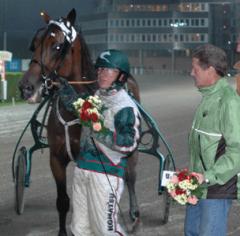 Maharajah, Örjan och Rolf Ahlex i vinnarcirkeln. Foto: Travkompaniet