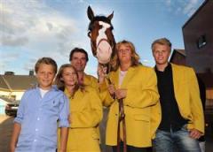 Familjefesten. Joke Face gav på söndagen familjen Kolgjini-Svensson en derbyseger. Från vänster: Dante, Camille, Lufti Kolgjini, Joke Face, Anna Svensson och Adrian. Foto: Lars Jakobsson