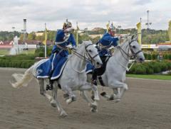Beridna högvakten har förgyllt många tävlingsdagar på Solvalla. Här Mats Holmstedt och Victor Victor på två pampiga högvaktshästar.