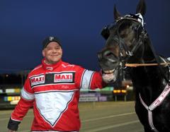 Oasis Bi och Stefan P Pettersson efter en V86-seger tidigare i år. Foto av LARS JAKOBSSON