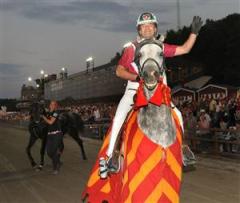 Kolgjini segerdefilerade i sadel. Foto: Lars Jakobsson
