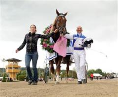 Commander Crowe omgiven av kusk och skötare efter triumfen i Sundsvall Open Trot. Foto: Lars Jakobsson