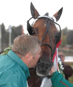 Stefan ger Maharajah en välfärtjänt puss efter derbysegern. Foto: Travkompaniet