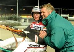 Tränaren Stefan Hultman kramar om kusken Örjan Kihlström efter segern i Big Noon-pokalen. Foto: Lars Jakobsson