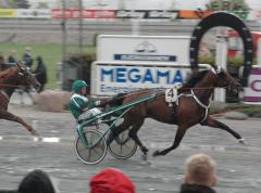 Maharajah i ledningen tusen meter kvar av Oslo Grand Prix. Foto: Travkompaniet