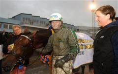 Åke Svanstedt log ikapp med skötaren Sandra Lundgren efter Torvald Palemas enkla seger i Norrbottens Stora Pris. Foto: Maria Holmén