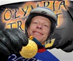 3-lovgren-med-olympiatravsmedalj-lj_110409_184247
