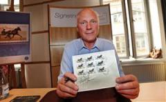 Stig H Johansson fick skriva åtskilliga autografer när frimärket föreställande honom och Victory Tilly släpptes på torsdagen. Foto: Lars Jakobsson