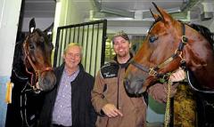 Bengt Ågerup (t.v.) och Daniel Redén hade inga problem med att dra på smilbanden efter att Kentucky Love och Hard Livin vunnit på V64.Foto: Lars Jakobsson