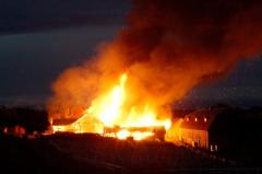 Branden på Fituna Säteri. Foto av Patrik Oscarsson/Kanal 75