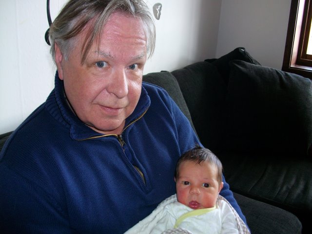 I morfars famn. Hampus 5 dagar. Foto: Mormor Agneta