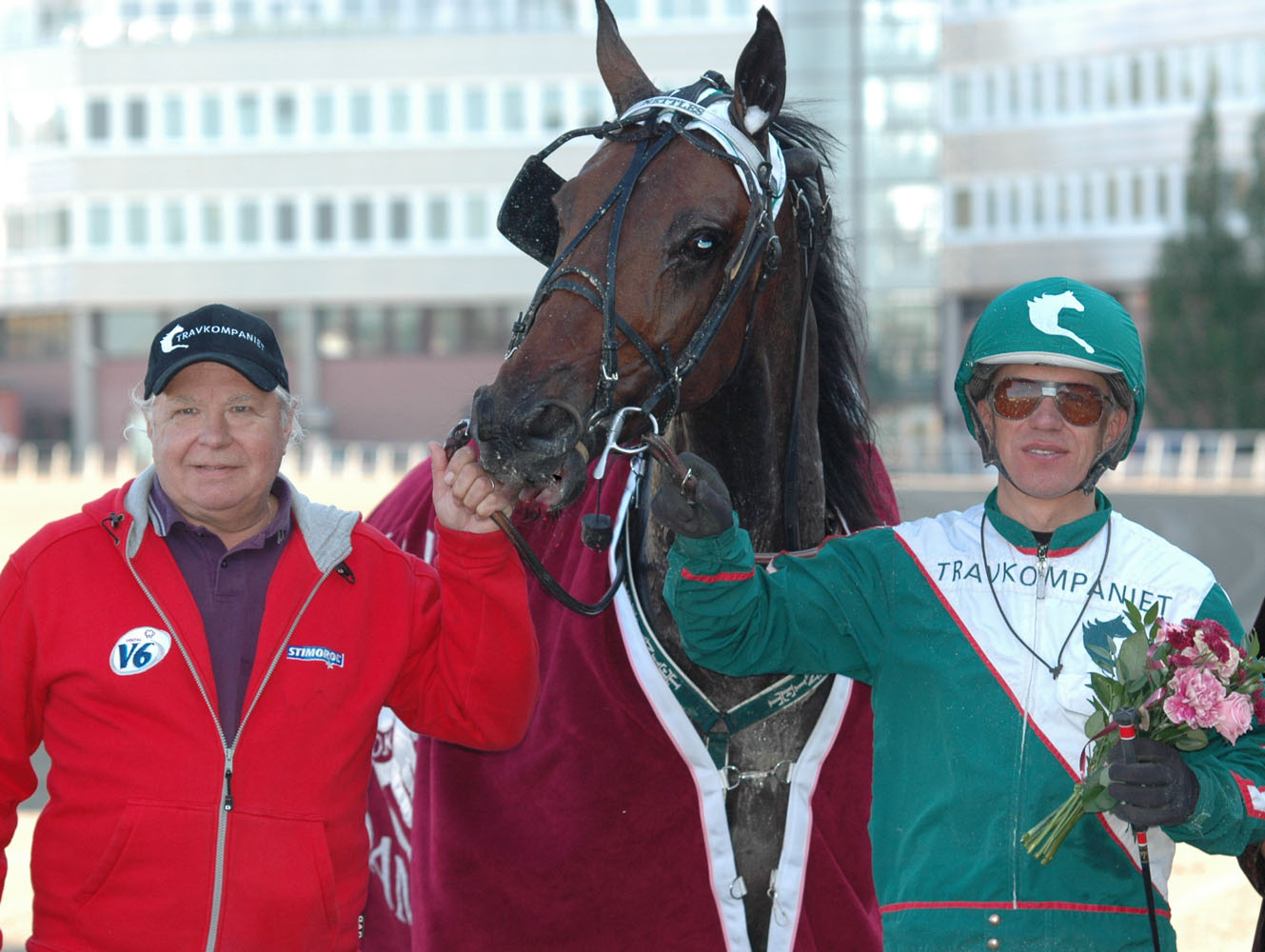 Undertecknad tillsammans med Örjan och Nettles.(Som får symbolisera de duktiga valackerna)...Foto: Travkompaniet