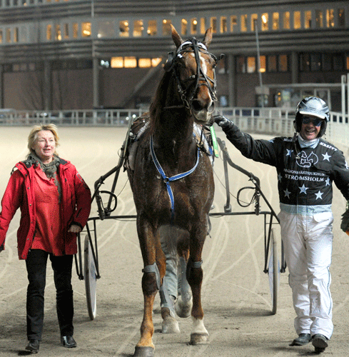 I Saw You i vinnarcirkeln med sin tränare och kusk Åke och prisutdelarinnan Åsa Lindblom som var skötare till I Saw Yous mormorsmor! Foto; ALN